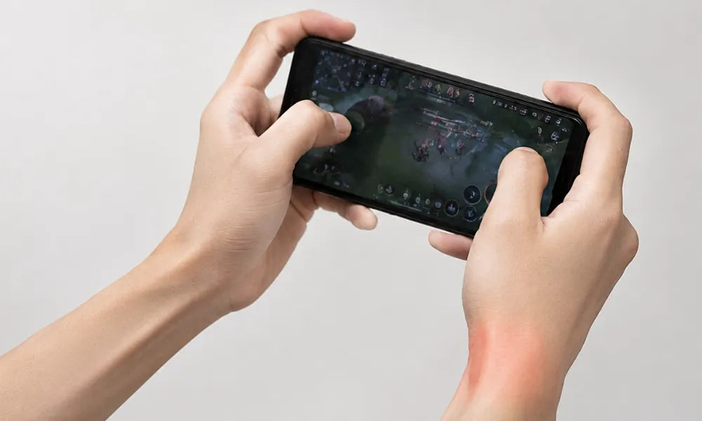 【スマホゲームで手が疲れる人へ】指・小指・手首の負担を減らしやすいAndroidゲーム機の選び方
